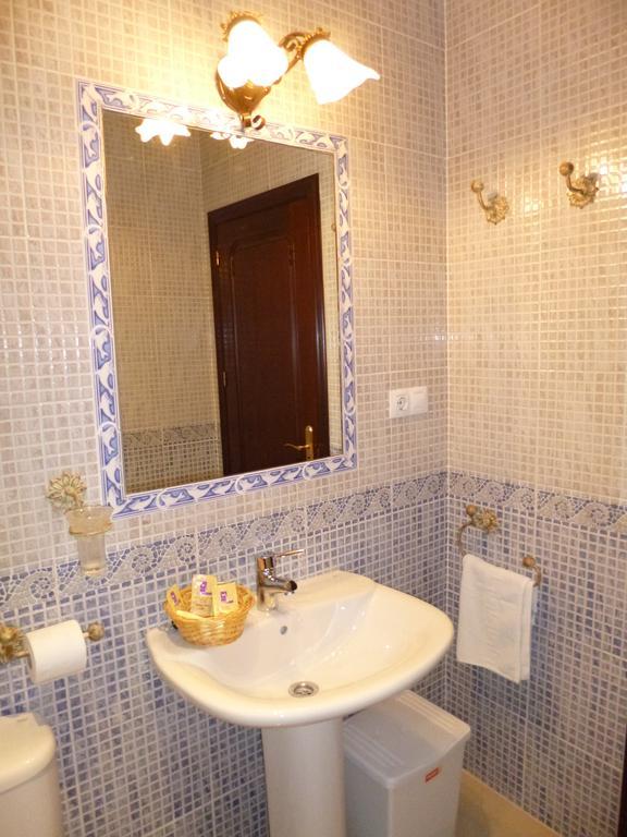 Hostal Virgen Del Rocio Los Palacios Y Villafranca Room photo
